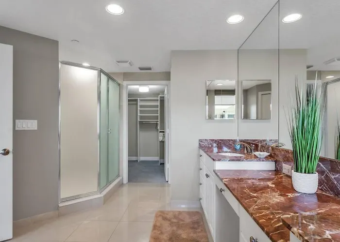 Coastal Elegance: Your Clearwater Escape Apartment *