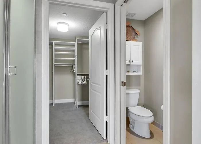 Apartment Coastal Elegance: Your Clearwater Escape