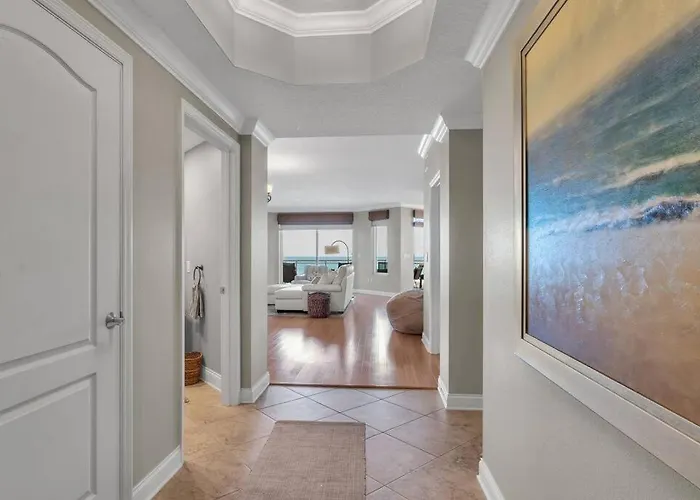 Apartment Coastal Elegance: Your Clearwater Escape