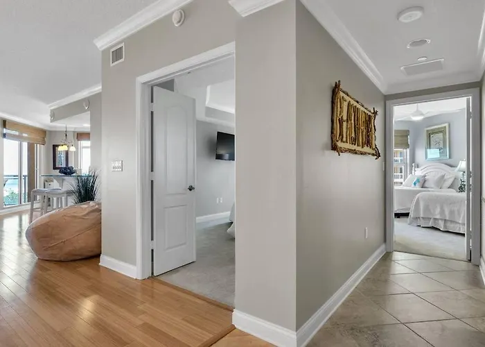 Apartment Coastal Elegance: Your Clearwater Escape *