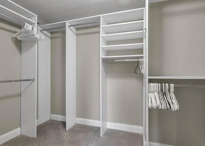Apartment Coastal Elegance: Your Clearwater Escape