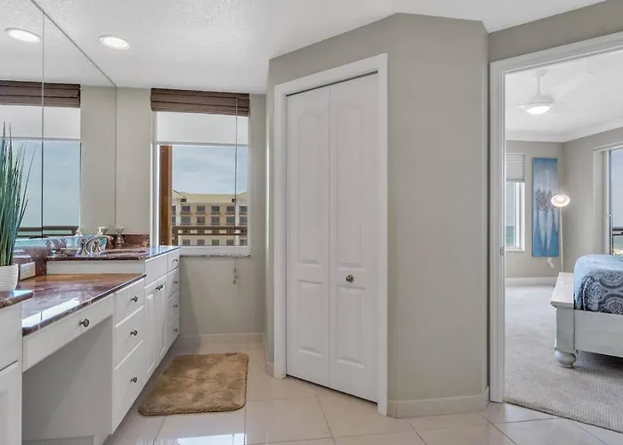 Apartment Coastal Elegance: Your Clearwater Escape