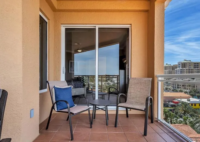 Apartment Coastal Elegance: Your Clearwater Escape *
